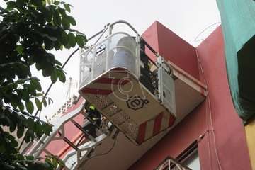 Intervención de los bomberos en el número 40 de la Avenida de la Constitución en Los Llanos de Telde/TA.